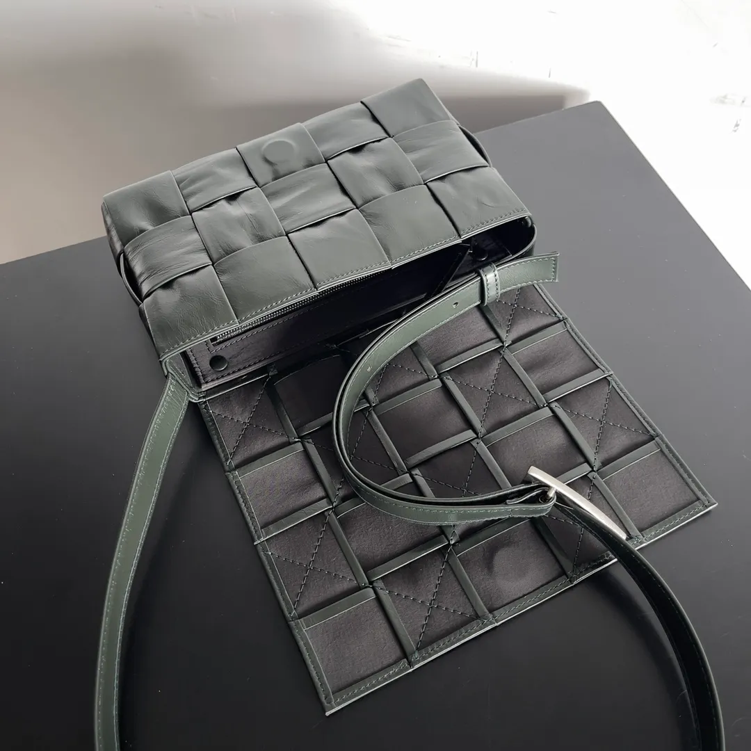 Batch 1680 𝒃𝒐𝒕𝒕𝒆𝒈𝒂 𝒗𝒆𝒏𝒆𝒕𝒂-New style 𝒄𝒂𝒔𝒔𝒆𝒕𝒕𝒆 The new cassette is really for both men and women 🉑️, the leather surface is changed from lamb to waxed calfskin, the gloss is 💯, the shoulder straps are matched with classic triangle elements, exquisite and fashionable, a street photography artifact (ps: super practical‼️) 🌈Only the highest-end in the market, welcome to compare Size: 23*15*5cm.      Model: 667298